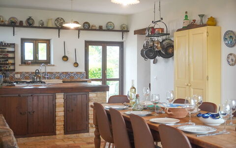 Villa la Dolcevita: Meubles, Design Intérieur, Cuisine, Bois, Sol, Table, Table Cuisine Et Salle A Manger, Chaise, Luminaire, Pièce