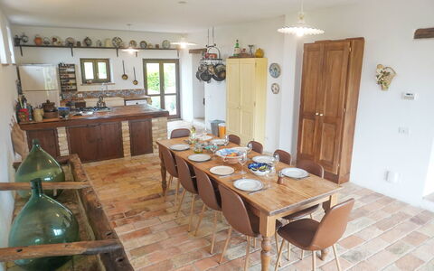 Villa la Dolcevita: Meubles, Design Intérieur, Sol, Table, Bois, Table Cuisine Et Salle A Manger, Chaise, Sol, Salle À Manger, Plafond