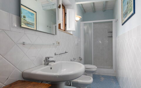 Mulino di Carpineto with Pool Gaiole in Chianti: Mur, Sol, Sol, Luminaire Plomberie, Design Intérieur, Salle De Bains, Lavabo, Évier, Pièce, Robinet