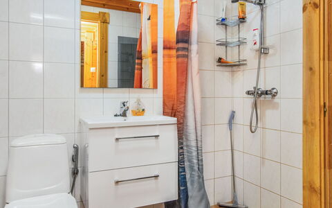 Villa Saimaa: Sol, Luminaire Plomberie, Sol, Design Intérieur, Salle De Bains, Plomberie, Évier, Pièce, Armoire De Toilette, Lavabo