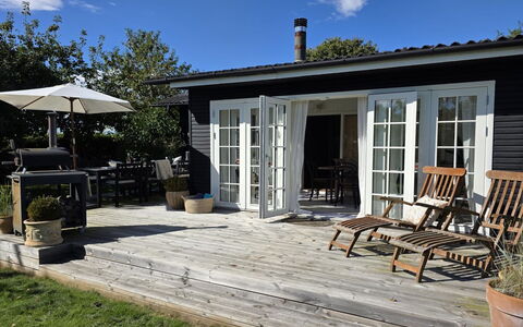 Yvette - 350M from the Sea: Toit, Maison, Domicile, Chalet, Porte, Siding, Plate-Forme, Porche, Planche, Dur
