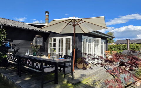 Yvette - 350M from the Sea: Toit, Maison, Domicile, Chalet, Porte, Siding, Plate-Forme, Porche, Planche, Dur