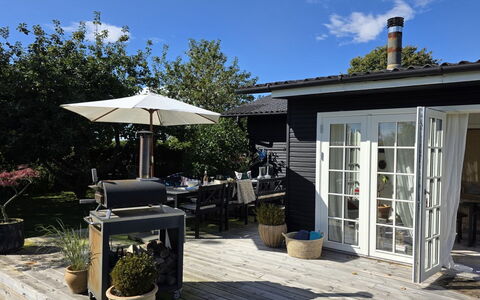 Yvette - 350M from the Sea: Toit, Maison, Domicile, Chalet, Porte, Siding, Plate-Forme, Porche, Planche, Dur