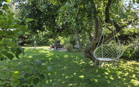 Yvette - 350M from the Sea: Toit, Maison, Domicile, Chalet, Porte, Siding, Plate-Forme, Porche, Planche, Dur