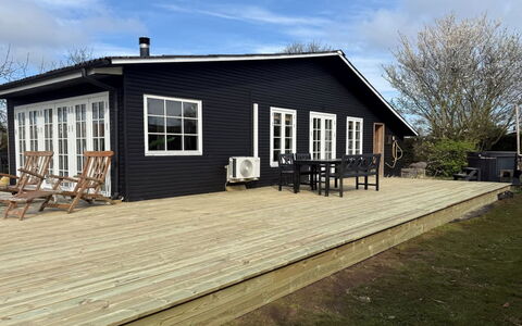 Yvette - 350M from the Sea: Toit, Maison, Domicile, Chalet, Porte, Siding, Plate-Forme, Porche, Planche, Dur