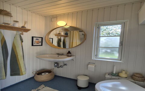 Yvette - 350M from the Sea: Bois, Design Intérieur, Éclairage, Luminaire, Plafond, Luminaire Plomberie, Pièce, Salle De Bains, Plomberie, Lavabo