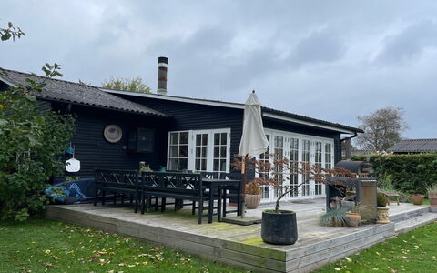 Yvette - 350M from the Sea: Maison, Toit, Chalet, Domicile, Meubles, Mobilier De Jardin, Jardin, Pelouse, Ombre, Arrière-Cour
