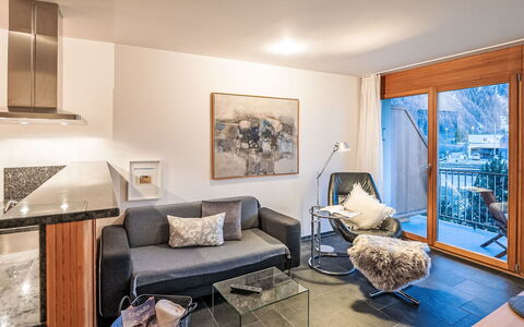 Chesa Promulins: Design Intérieur, Mur, Sol, Bois, Plafond, Meubles, Sol, Pièce, Éclairage, Appartement