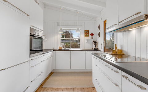 Anelle - 100M from the Sea: Cuisine, Sol, Design Intérieur, Comptoir, Appareil De Cuisine, Bois, Sol, Plafond, Cabinetry, Principaux Appliance