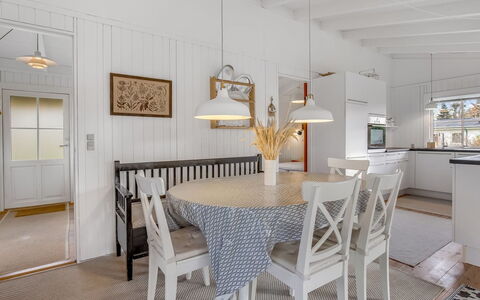 Anelle - 100M from the Sea: Meubles, Design Intérieur, Sol, Plafond, Sol, Bois, Luminaire, Chaise, Table Cuisine Et Salle A Manger, Salle À Manger