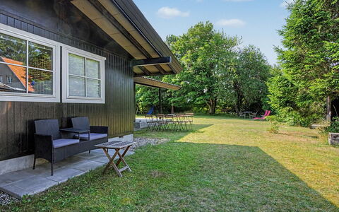 Anelle - 100M from the Sea: Herbe, Arbuste, Maison, Chalet, Domicile, Lot Terre, Couverture De Sol, Jardin, Printemps, Pelouse