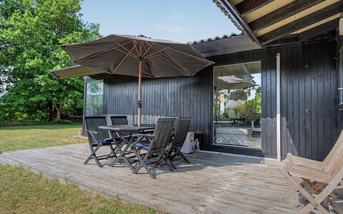 Anelle - 100M from the Sea: Bois, Porche, Ombre, Domicile, Plate-Forme, Porte, Dur, Planche, Chalet, Mobilier De Jardin