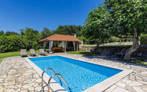 Elli: Bleu, Piscine, Recours, Ombre, Eco Hôtel, Mobilier De Jardin, Biens, Dalle, Ferme, Aménagement Paysager