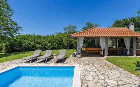 Elli: Piscine, Recours, Mobilier De Jardin, Meubles, Eco Hôtel, Ombre, Ferme, Biens, Chalet, Arrière-Cour