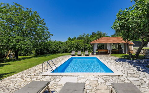 Elli: Bleu, Piscine, Recours, Biens, Ombre, Ferme, Chalet, Eco Hôtel, Jardin, Arrière-Cour
