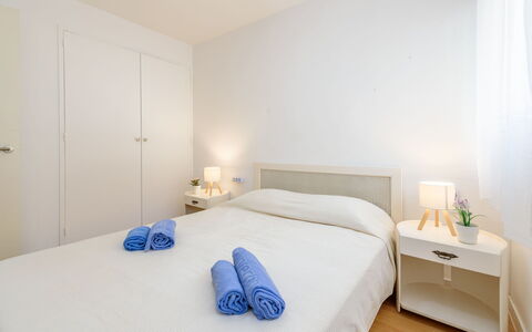 Del Sol: Chambre, Lit, Design Intérieur, Meubles, Drap De Lit, Literie, Sol, Pièce, Plafond, Linge
