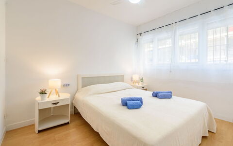 Del Sol: Lit, Chambre, Design Intérieur, Meubles, Plafond, Drap De Lit, Sol, Textile, Pièce, Literie