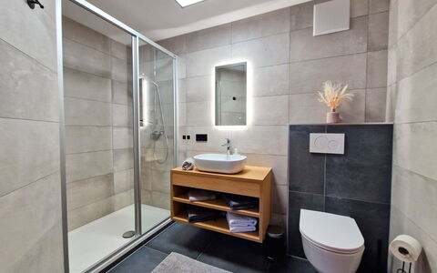 Weerberg 1: Sol, Design Intérieur, Sol, Luminaire Plomberie, Salle De Bains, Toilette, Évier, Pièce, Plomberie, Robinet