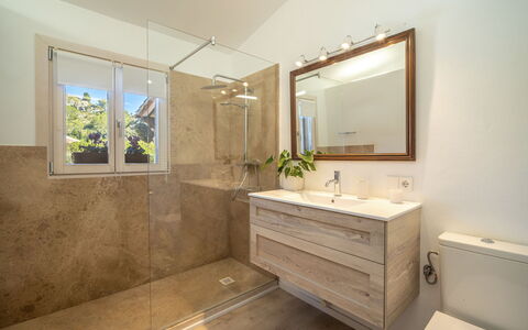 Can Vins: Sol, Luminaire Plomberie, Sol, Design Intérieur, Lavabo, Salle De Bains, Bois, Armoire De Toilette, Miroir, Évier