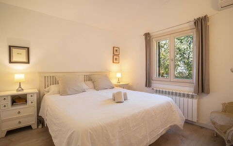 Can Vins: Lit, Meubles, Chambre, Design Intérieur, Literie, Drap De Lit, Mur, Bois, Plafond, Pièce