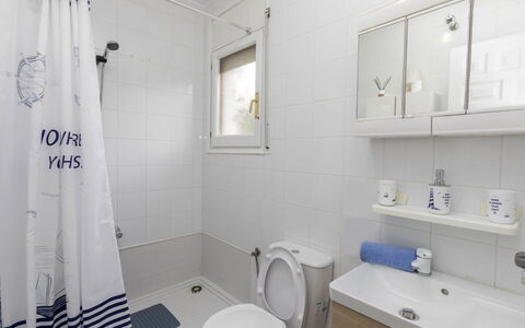 Cambrils: Siège De Toilette, Luminaire Plomberie, Salle De Bains, Toilette, Sol, Sol, Design Intérieur, Lavabo, Évier, Plomberie