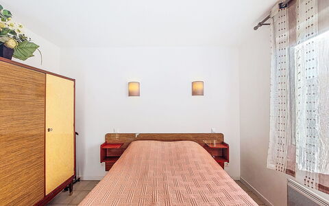 Laplace: Meubles, Design Intérieur, Mur, Sol, Sol, Bois, Lit, Plafond, Pièce, Chambre