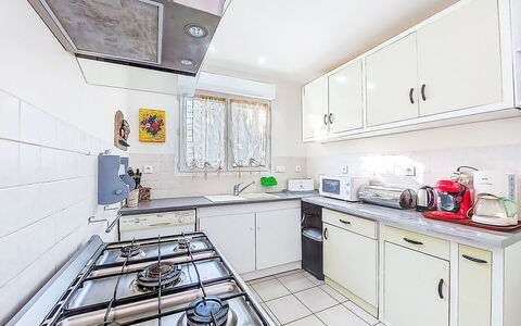 Laplace: Cuisine, Principaux Appliance, Appareil De Cuisine, Comptoir, Design Intérieur, Sol, Cabinetry, Cuisinière, Sol, Pièce