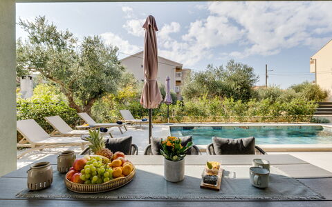 Amala: Mobilier De Jardin, Piscine, Architecture, Zone Résidentielle, Meubles, Domicile, Chaise, Biens, Jardin, Recours