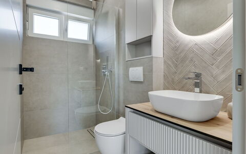 Amala: Sol, Design Intérieur, Luminaire Plomberie, Salle De Bains, Mur, Sol, Armoire De Toilette, Évier, Plafond, Robinet