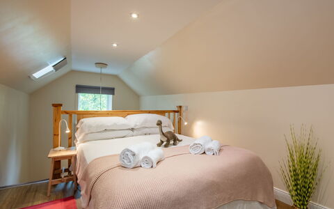 Wayside Bothy: Lit, Meubles, Design Intérieur, Chambre, Mur, Literie, Drap De Lit, Bois, Sol, Plafond
