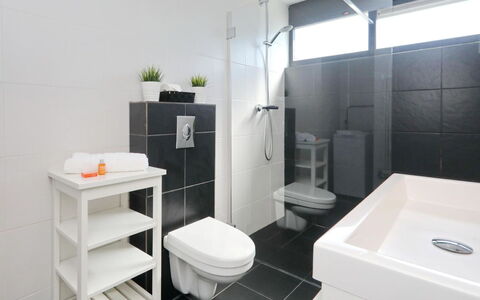 Noordwijkerhout 300: Sol, Design Intérieur, Luminaire Plomberie, Sol, Salle De Bains, Armoire De Toilette, Évier, Robinet, Tuile, Toilette