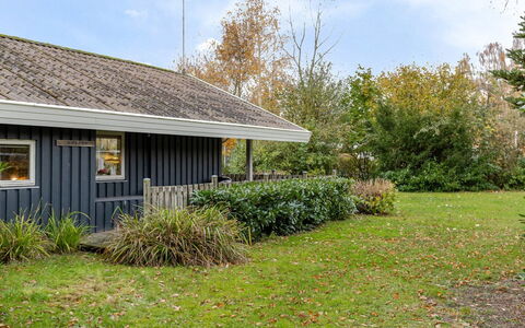 Mika - 300M from the Sea: Chalet, Arrière-Cour, Cour, Batiments Jardin, Cabanon, Siding, Mobilier De Jardin, Cabane En Rondins, Structure En Plein Air, Cabane