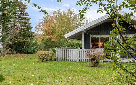 Mika - 300M from the Sea: Chalet, Arrière-Cour, Cour, Batiments Jardin, Cabanon, Siding, Mobilier De Jardin, Cabane En Rondins, Structure En Plein Air, Cabane