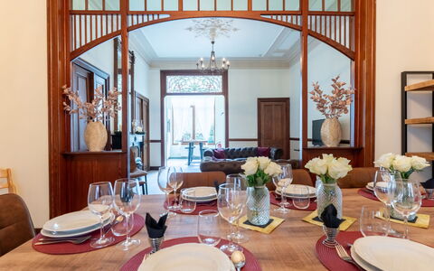Notre Refuge - Your Belle Époque Escape: Meubles, Design Intérieur, Bois, Table, Salle À Manger, Sol, Chaise, Table Cuisine Et Salle A Manger, Plafond, Éclairage