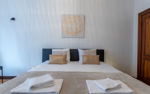 Notre Refuge - Your Belle Époque Escape: Lit, Chambre, Sol, Design Intérieur, Sol, Drap De Lit, Meubles, Bois, Literie, Textile