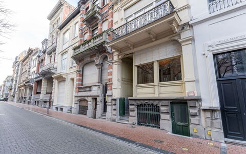 Notre Refuge - Your Belle Époque Escape: Façade, Quartier, Appartement, Porte, Usage Mixte, Condominium, Trottoir, Balcon, Symétrie