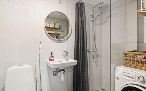 Kanutte - 250M from the Sea: Sol, Design Intérieur, Sol, Luminaire Plomberie, Toilette, Siège De Toilette, Machine À Laver, Évier, Salle De Bains, Plafond