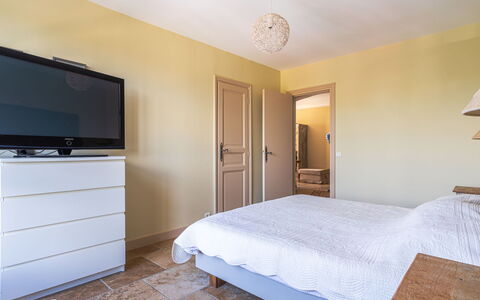 Villa Resedas: Meubles, Lit, Design Intérieur, Sol, Chambre, Sol, Bois, Pièce, Plafond, Cabinetry