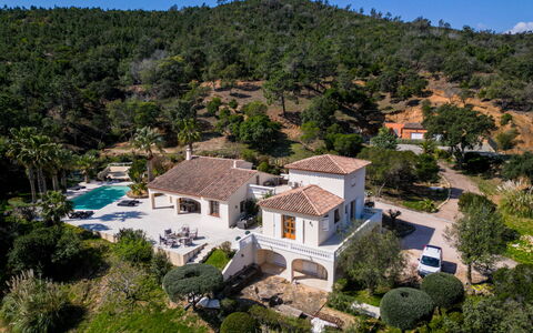 Villa Resedas: Arbre, Maison, Zone Résidentielle, Domicile, Toit, Architecture, Zone Rurale, Biens, Établissements Humains