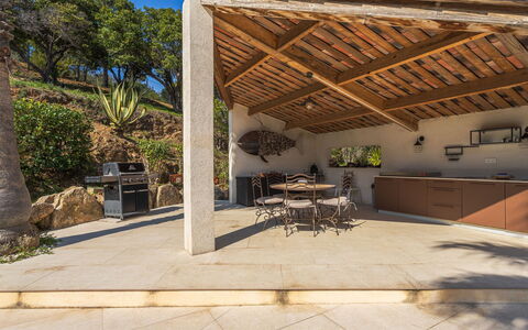 Villa Resedas: Meubles, Dalle, Ombre, Mobilier De Jardin, Structure En Plein Air, Chaise, Patio, Jardin, Béton, Aménagement Paysager