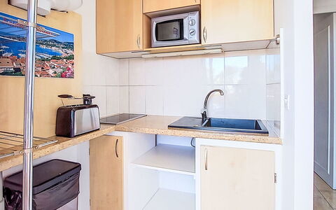 Villa Botrel: Meubles, Appartement, Chaise, Principaux Appliance, Ombre, Tache De Bois, Balcon, Cabinetry, Comptoir, Table Cuisine Et Salle A Manger