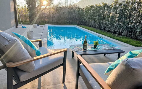 Villa Malia Private Pool: Meubles, Piscine, Mobilier De Jardin, Chaise, Recours, Sol, Sol, Tableau De Plein Air, Ombre