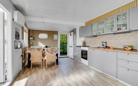 Hjalma - 250M to the Fjord: Bois, Sol, Meubles, Design Intérieur, Sol, Domicile, Parquet, Plafond, Cuisine, Tache De Bois