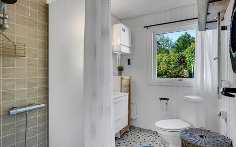 Hjalma - 250M to the Fjord: Luminaire Plomberie, Siège De Toilette, Toilette, Sol, Sol, Salle De Bains, Design Intérieur, Plomberie, Plafond, Évier