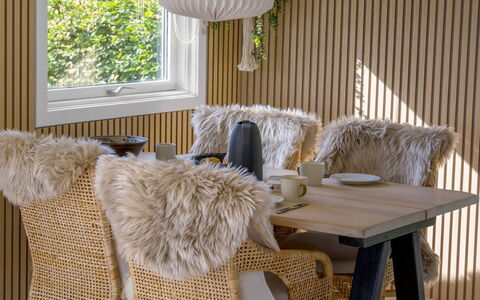 Hjalma - 250M to the Fjord: Meubles, Bois, Design Intérieur, Chaise, Table, Matériau Naturel, Table Cuisine Et Salle A Manger, Salle À Manger, Plante D'Appartement, Tache De Bois