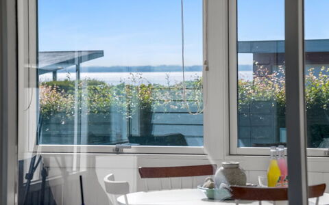 Hjalma - 250M to the Fjord: Verre, Design Intérieur, Ombre, Chaise, Eco Hôtel, Traitement De Fenetre, Plante D'Appartement, Pot De Fleur, Daylighting, Balcon