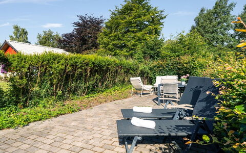 Hjalma - 250M to the Fjord: Vert, Arbuste, Mobilier De Jardin, Jardin, Meubles, Ombre, Couverture De Sol, Chaise, Aménagement Paysager, Pelouse