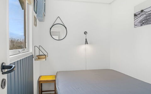 Hjalma - 250M to the Fjord: Mur, Chambre, Lit, Plafond, Design Intérieur, Literie, Cadre De Lit, Sol, Drap De Lit, Luminaire