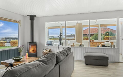 Hjalma - 250M to the Fjord: Bois, Sol, Sol, Plafond, Design Intérieur, Meubles, Domicile, Parquet, Canapé, Salon