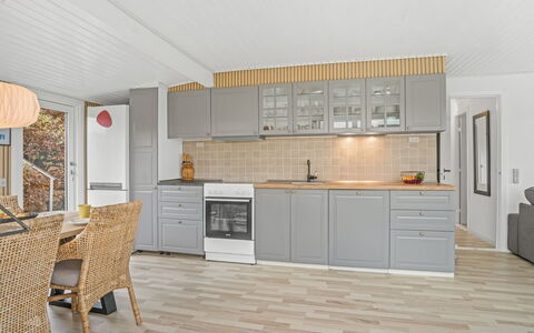 Hjalma - 250M to the Fjord: Sol, Cuisine, Meubles, Bois, Sol, Design Intérieur, Comptoir, Cabinetry, Parquet, Appareil De Cuisine